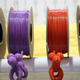 Diferentes colores de filamento PLA para impresión 3D.
